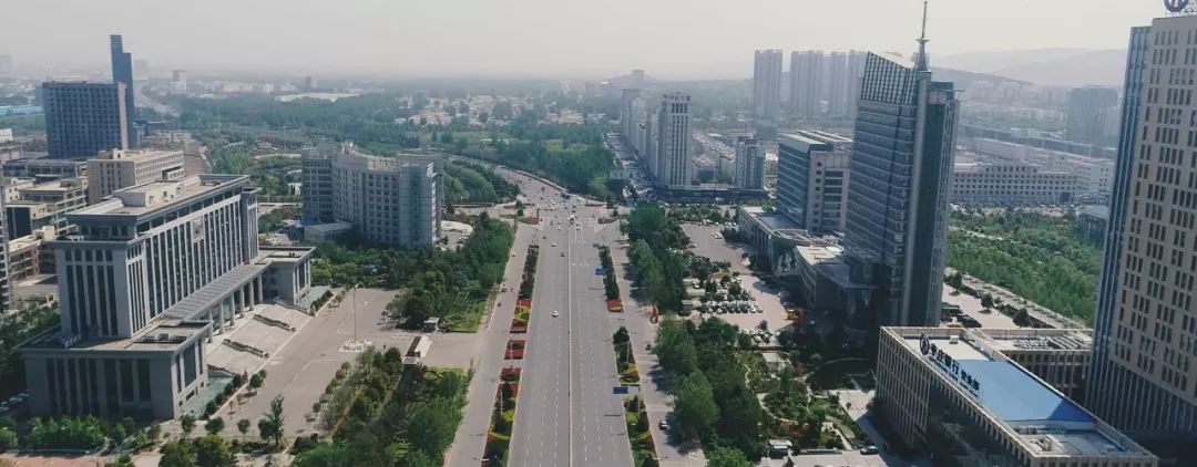 原来的小公路修成了光明大道临山上的电视塔建变成了古色古香的临山阁