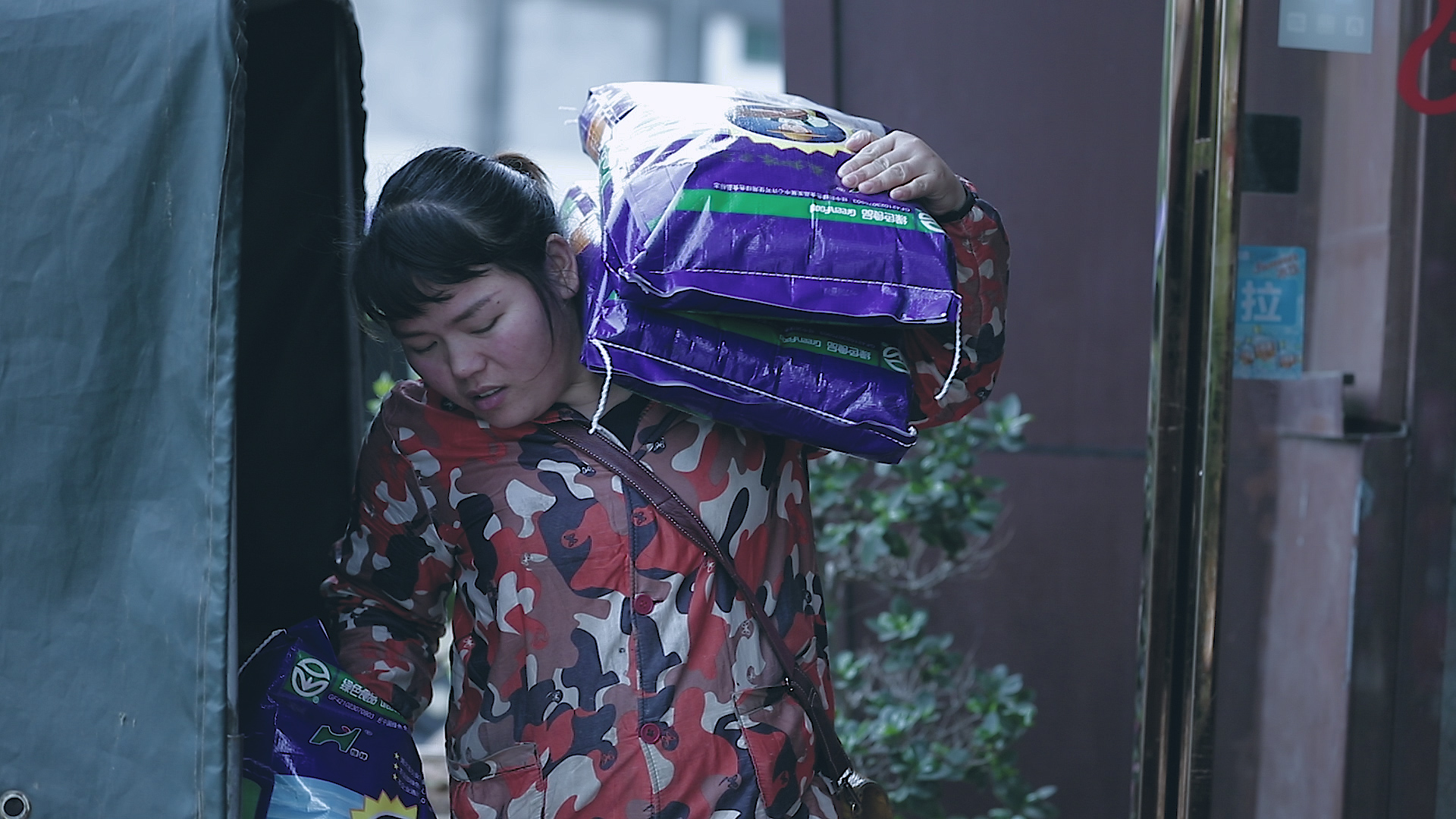 中国最美妈妈,单身带孩子每天送2000斤大米,上楼那刻看哭网友