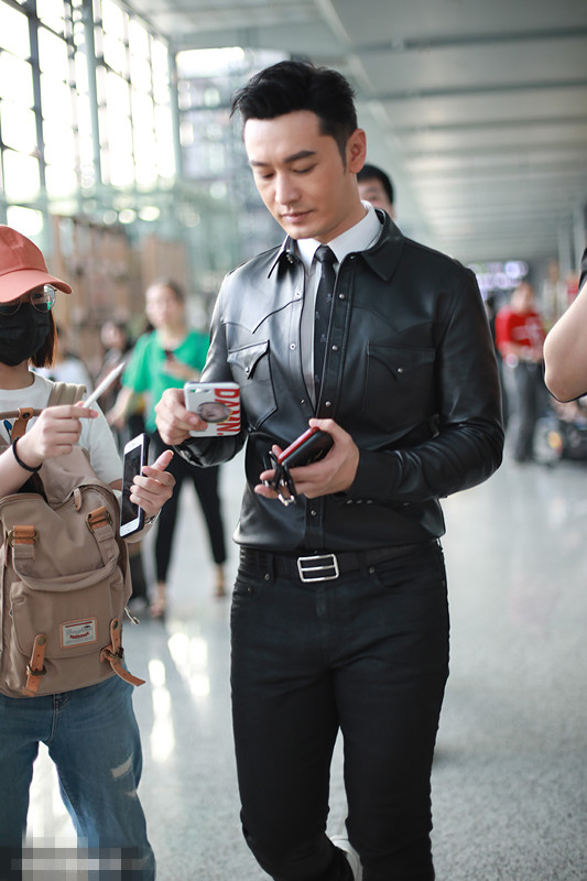 黄晓明穿皮裤给粉丝签名下意识举动暴露修养装都装不出来