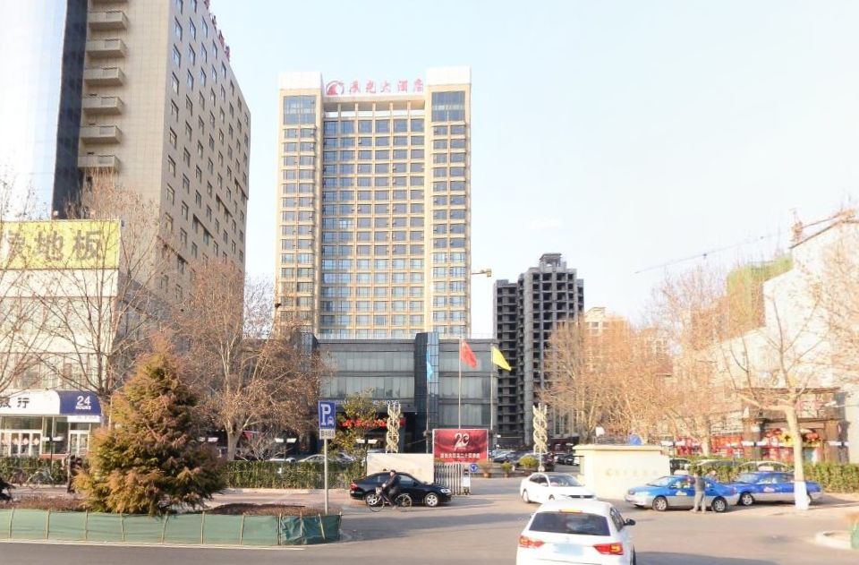 在这里交汇,每天都有很大的客流量 辰光超市,辰光大酒店,邢台体育馆