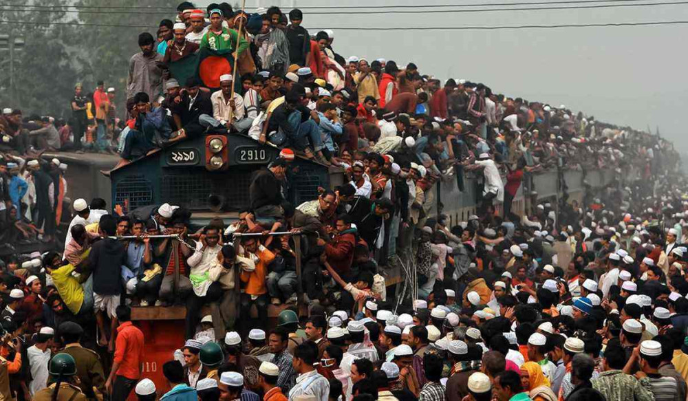 印度超载火车看起来很火每年丧生很多人真实原因让人无奈