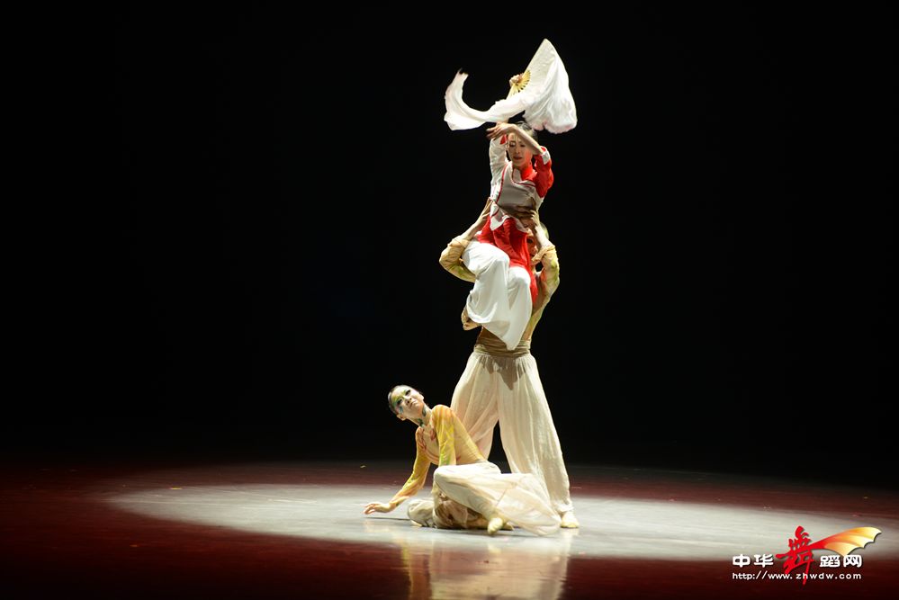 蝶舞三飞画中来荷花杯三人舞唤一蝶儿北京舞蹈学院精片瞬间