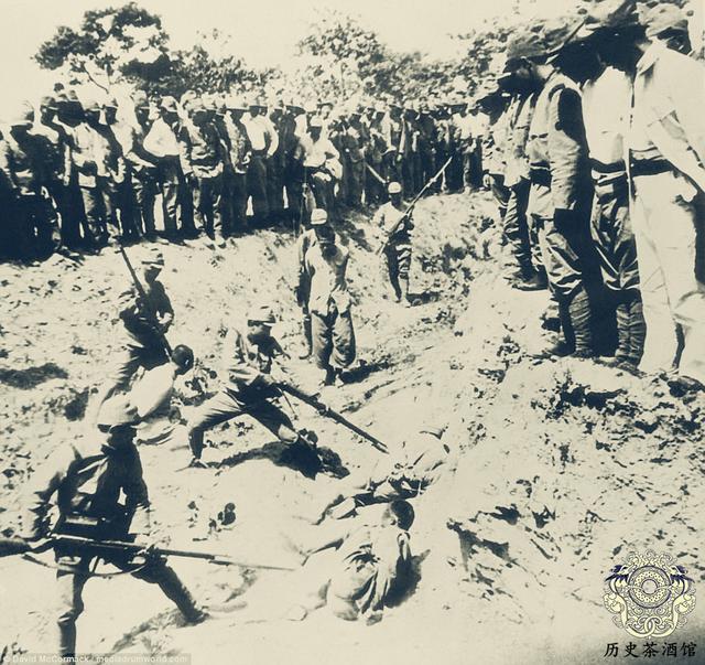 老照片再现侵华日军的禽兽行径将无辜百姓捆桥上拿活人练刺刀