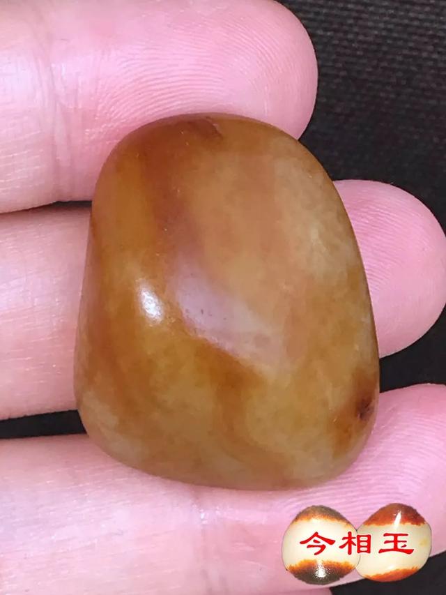 两种玉在硬度上的细微差异于1863年将和田玉命名为"软玉"(nephrite)