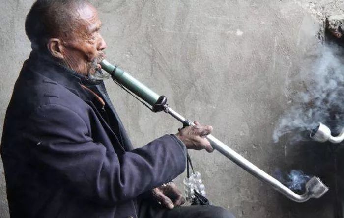 烟袋——土家人的"驱忧袋"土家人的土烟袋种类繁多