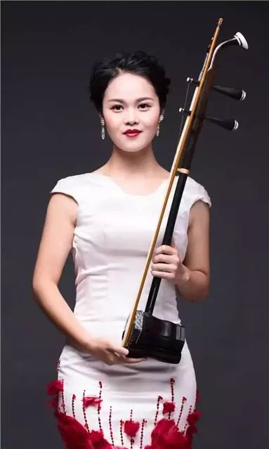 每一首歌都是一个故事的缩影,今天要和你分享的是唐荻作词,张惠芬,覃