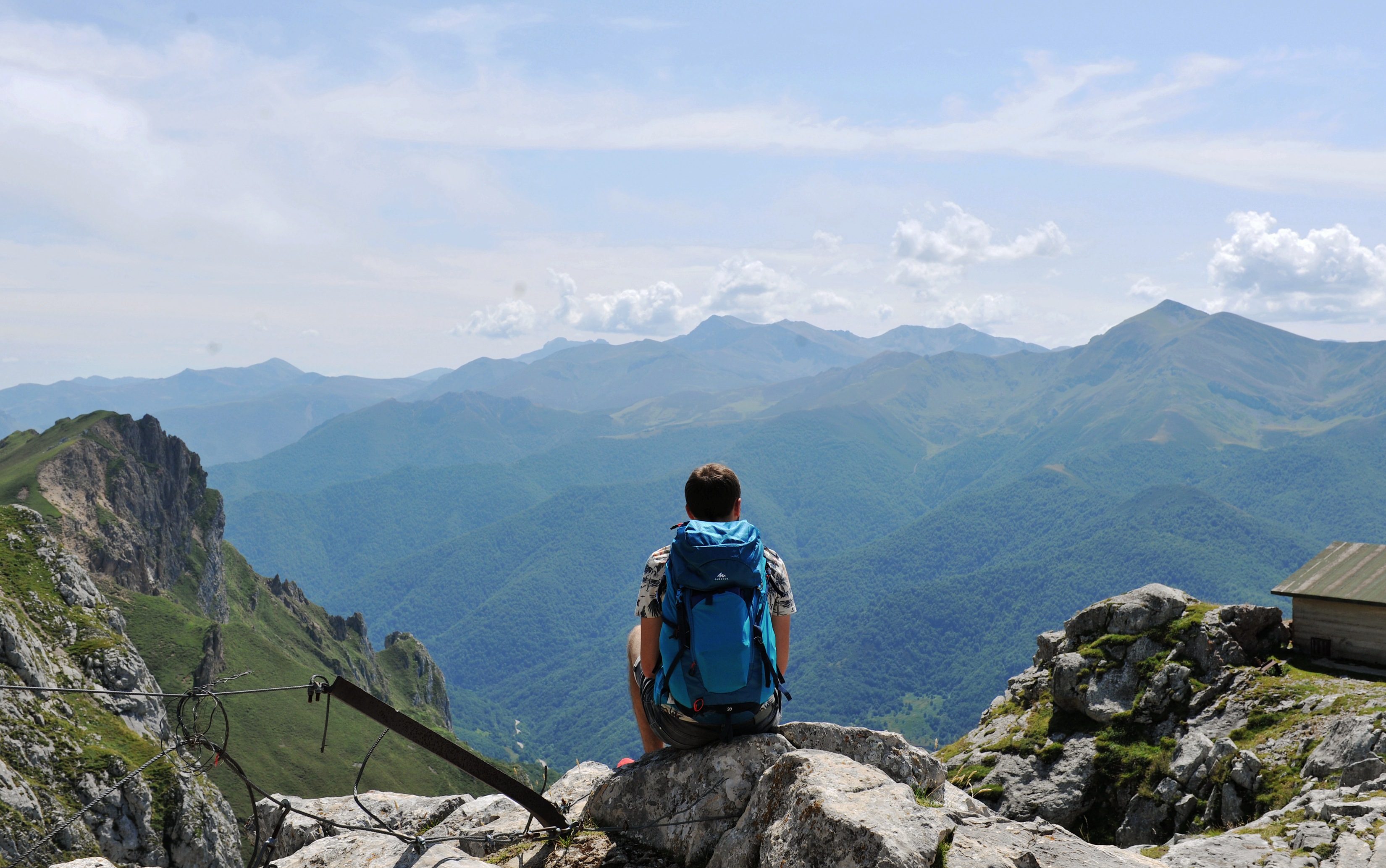 8月21日,一名登山者在山顶俯瞰欧洲之峰国家公园
