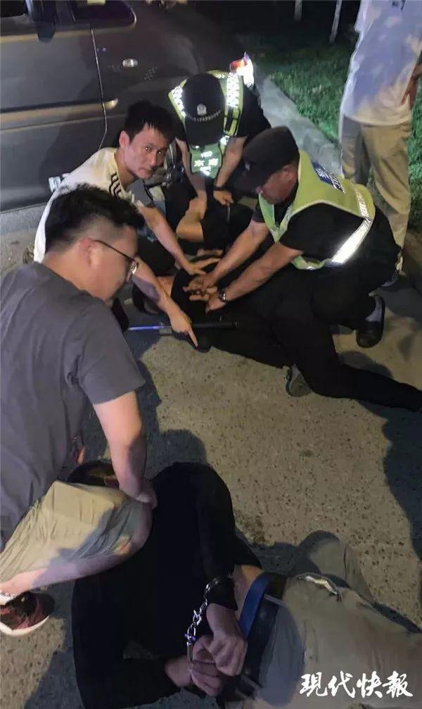 被警察狂追一公里,小偷直接吐了:跑不动了