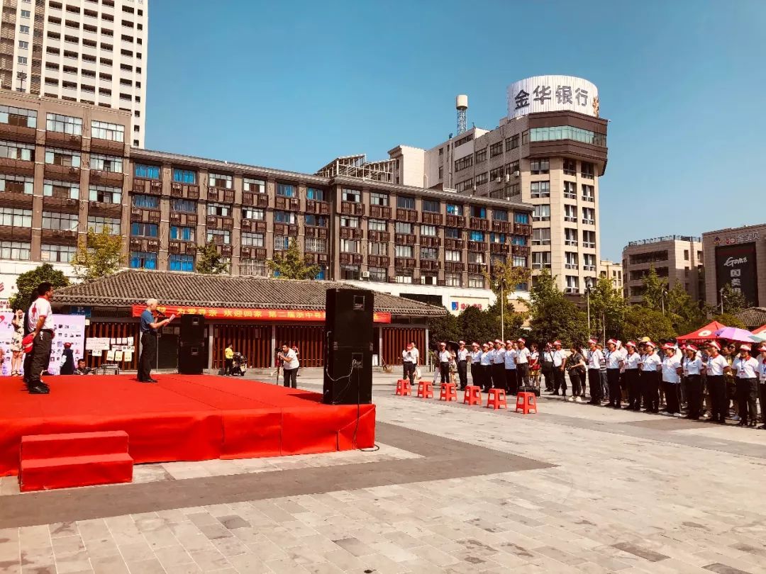 今天,市区黉门广场来了一大群人,寻找他们的家人