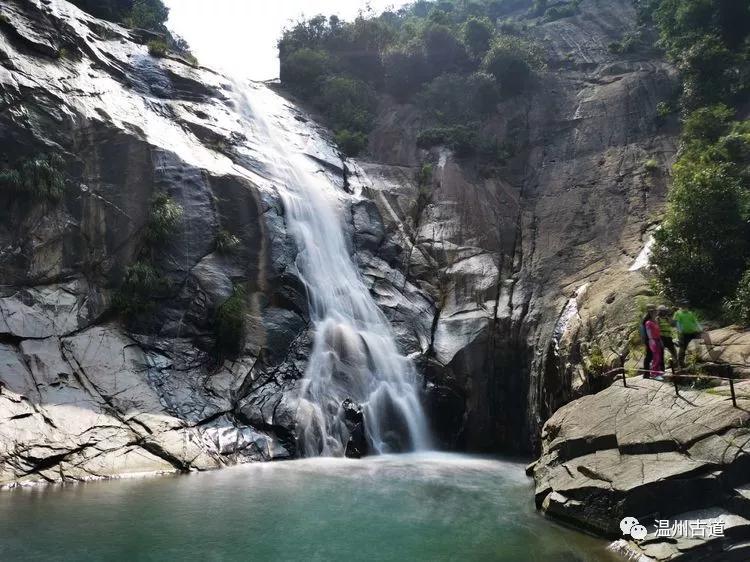 金钟瀑是瑶溪风景区最著名的瀑布,一瀑三折从天而降,泻入深潭,发出