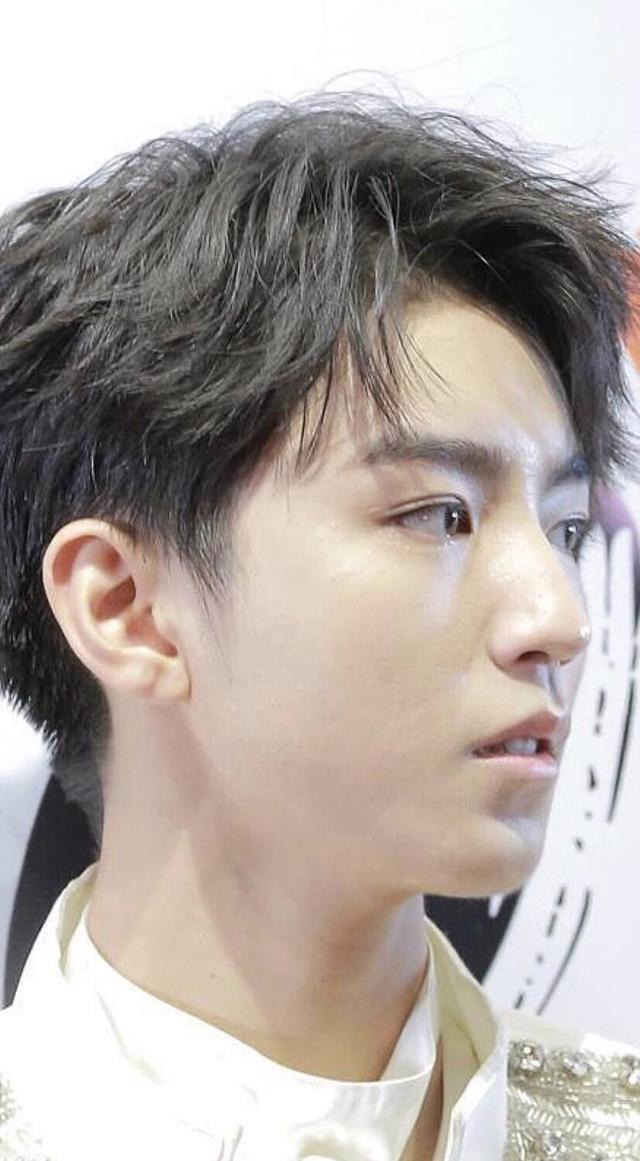 原创王源的脸怎么了近来多次被拍到脸上坑坑洼洼