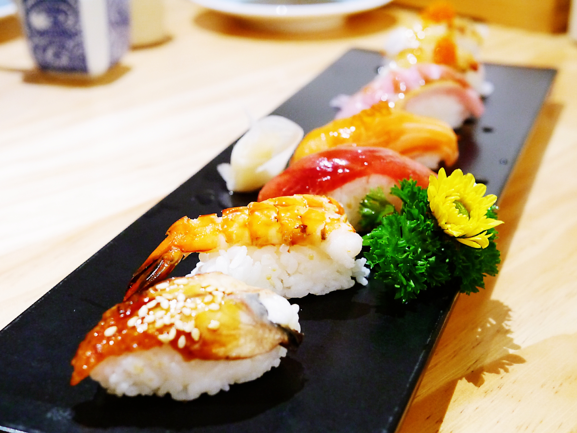 【主厨每日特选握寿司】拼盘里包含了六种寿司,匠心之作的寿司,不仅是