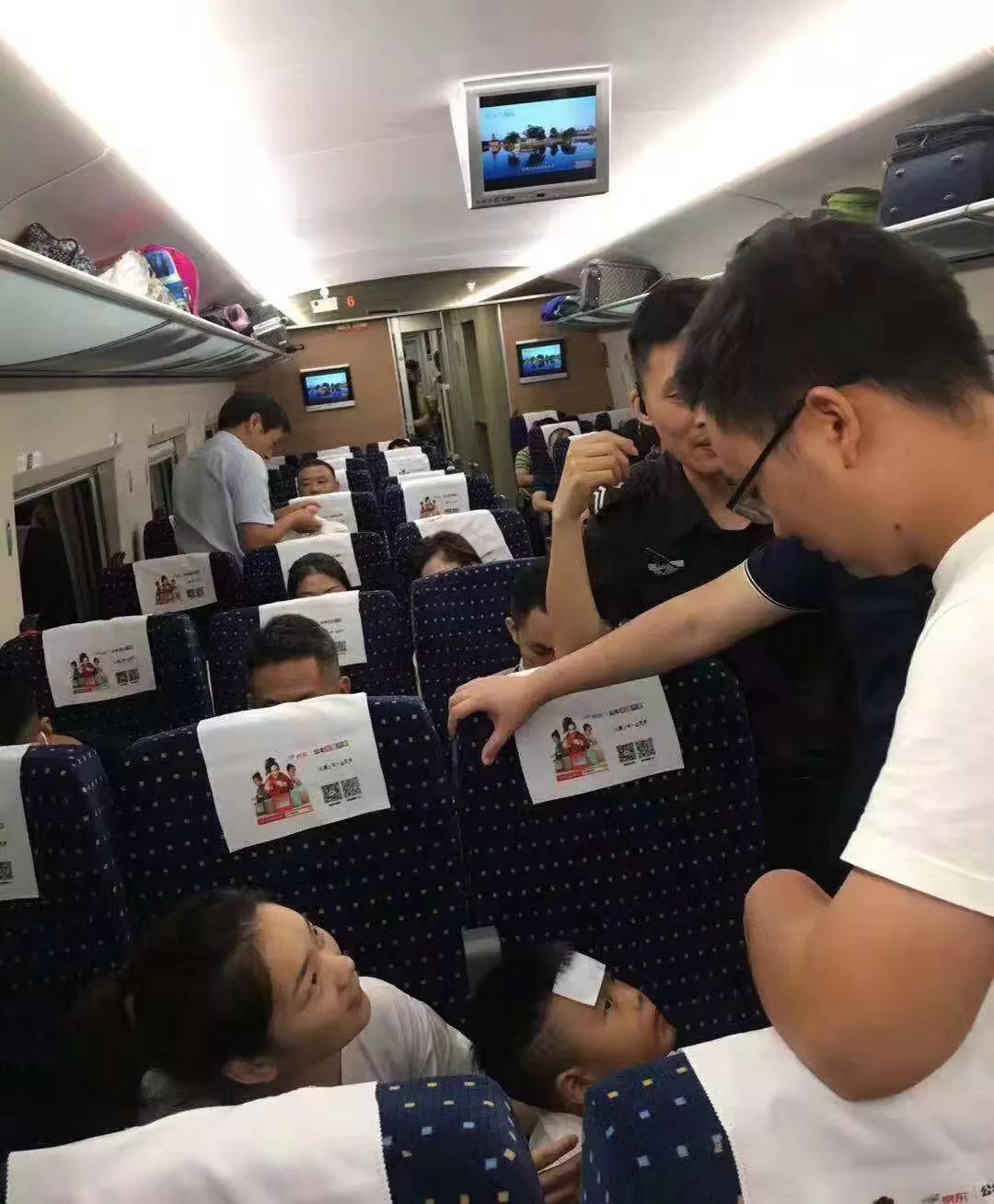 万载医生高铁上救人!_任明远