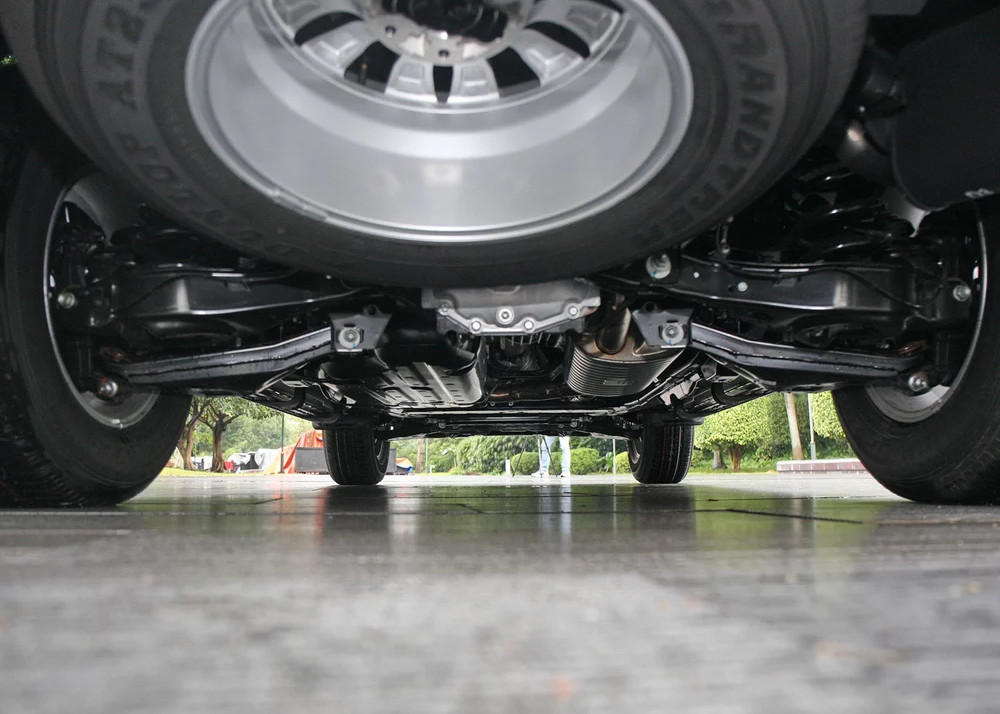 底盘方面,新款途乐前后均采用双叉臂独立悬架,提升了公路行驶的舒适性