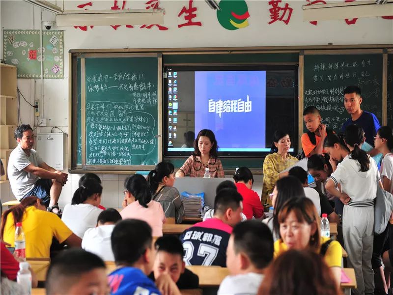 踏上二中的沃土三年我定争朝夕市二中2022届新生学前教育活动拉开帷幕