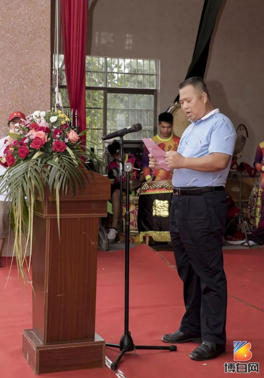 李冰书记代表大坝镇党委,镇政府对照镜屯文化楼落成表示热烈的祝贺