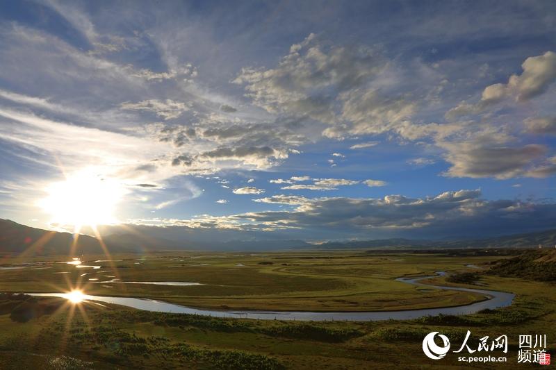 夕阳下的无量河湿地.