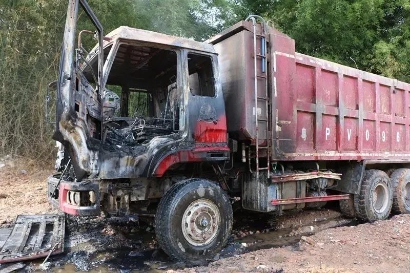 连平一泥头车起火,消防迅速出动救援!