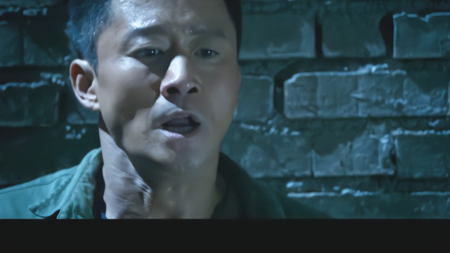 战狼2什么是硬汉吴京咬牙硬撑坚毅的眼神诠释中国军魂