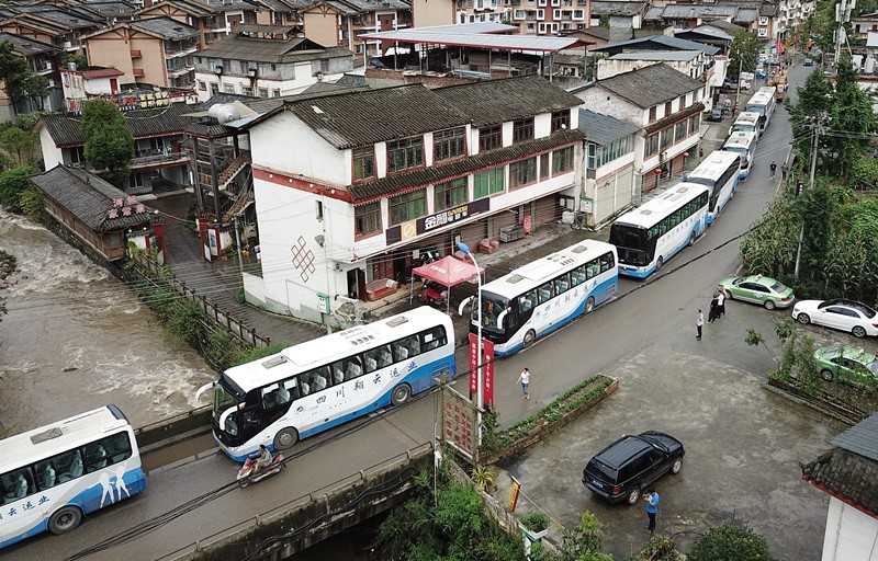 四川汶川暴雨致泥石流大巴车转运滞留游客