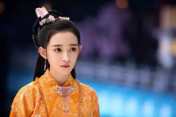 这并不是康宁第一部戏,从《班淑传奇》中尊贵甜美且备受宠爱的闻喜