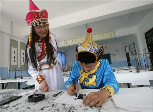 界61献③其赛白努十一长假欢迎来咱村看演出