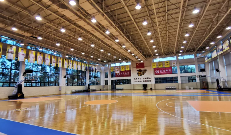 首先我们看到了是室内篮球场,这个球场看上去很普通,但这里却是广东队
