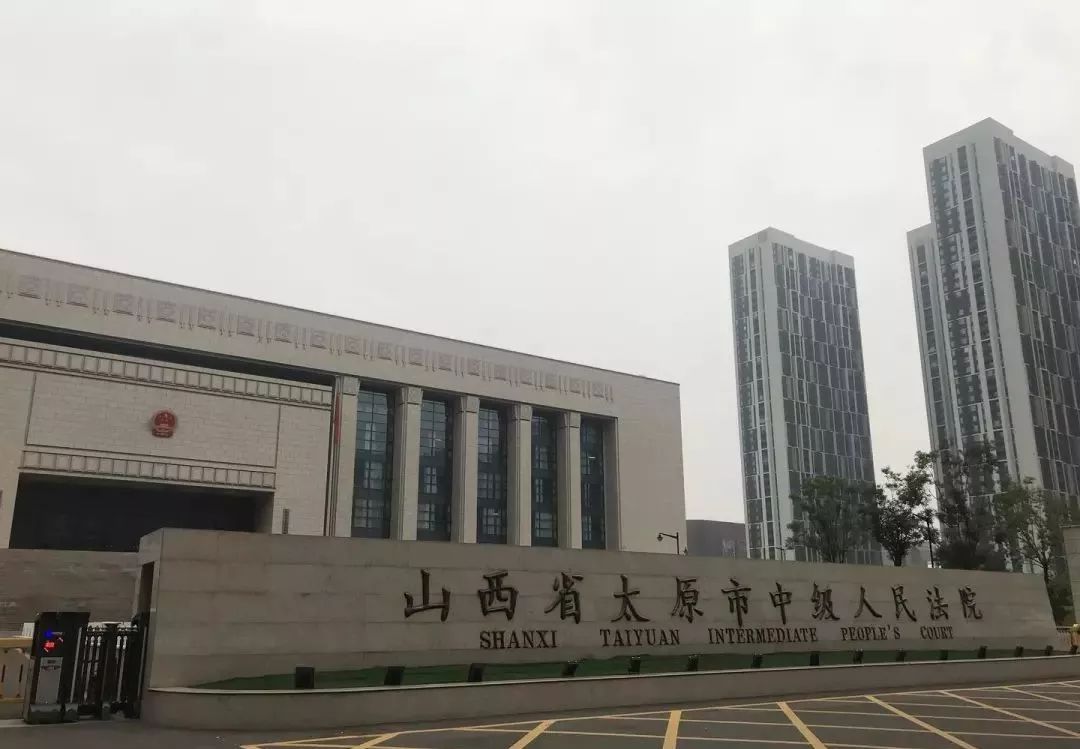 参加庭审的受害者张巨军称 以耿建平,耿威龙为首的20多名 犯罪嫌疑人