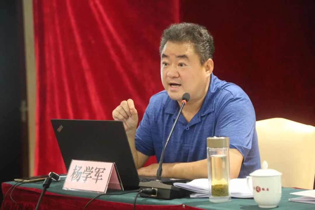 会议邀请省人大法工委法规二处处长杨学军同志,结合城市管理执法工作