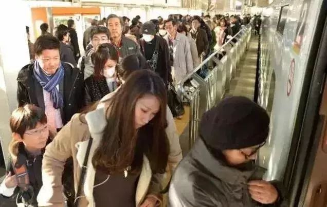 第三,東京車站一天的進出車次是4000次,客流量是120萬人.