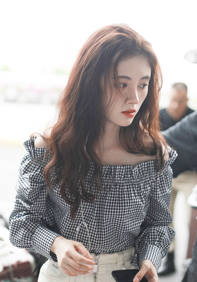 原创四千年美女鞠婧祎现机场一字肩上衣搭小短裙撩发动作着实迷人