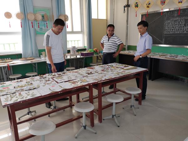 检查组一行在校长胡永海陪同和解说下,参观了少年宫功能教室,全面深入
