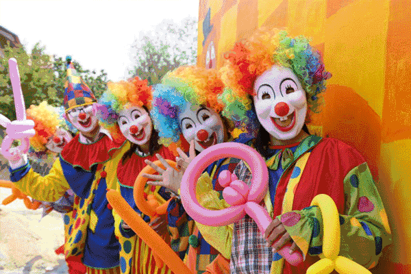 周口闹市一小丑被熊孩子围攻过往家长视而不见