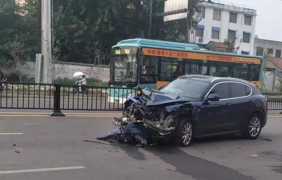 後來才知道是發生了車禍,部分護欄已經被撞飛,可見車速之快,撞擊力極