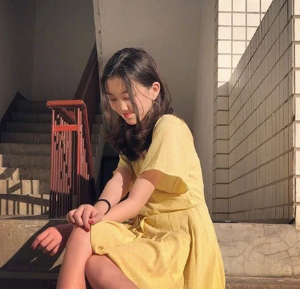 13岁李嫣近照曝光手拿饮料瓶风格酷似王菲