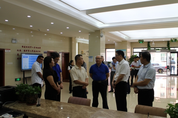 许迪,区人社局局长胡险峰及区就业局局长朴海岩等相关同志陪同调研