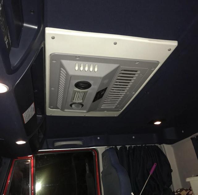 图丨原厂加装的天窗式驻车空调如果前期没选装驻车空调的卡友们,在