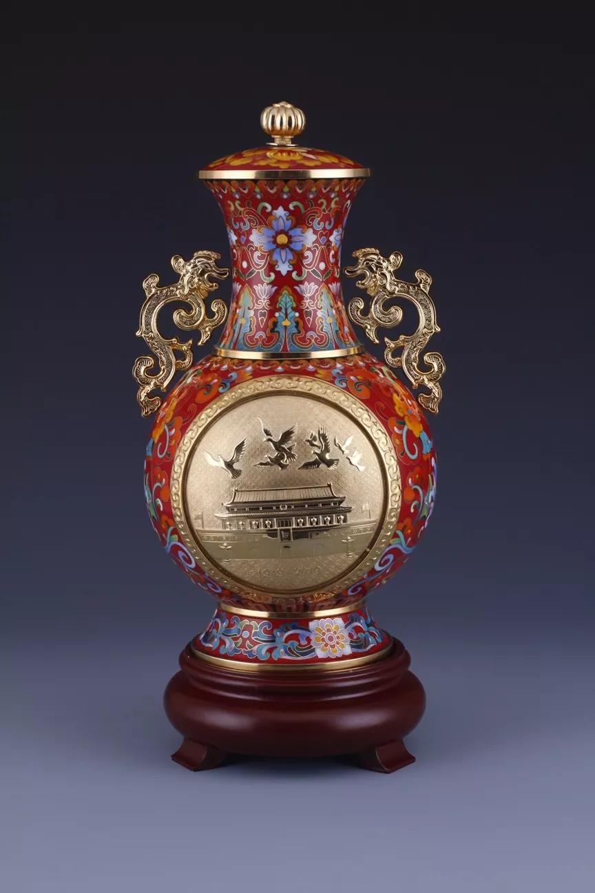 中国工艺美术大师刘永森评价他的得意之作景泰蓝建国金尊