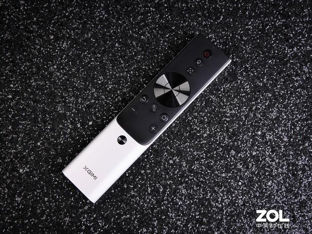 遥控器极米极光rs pro 4k智能投影的细节设计同样值得称赞,机身转角