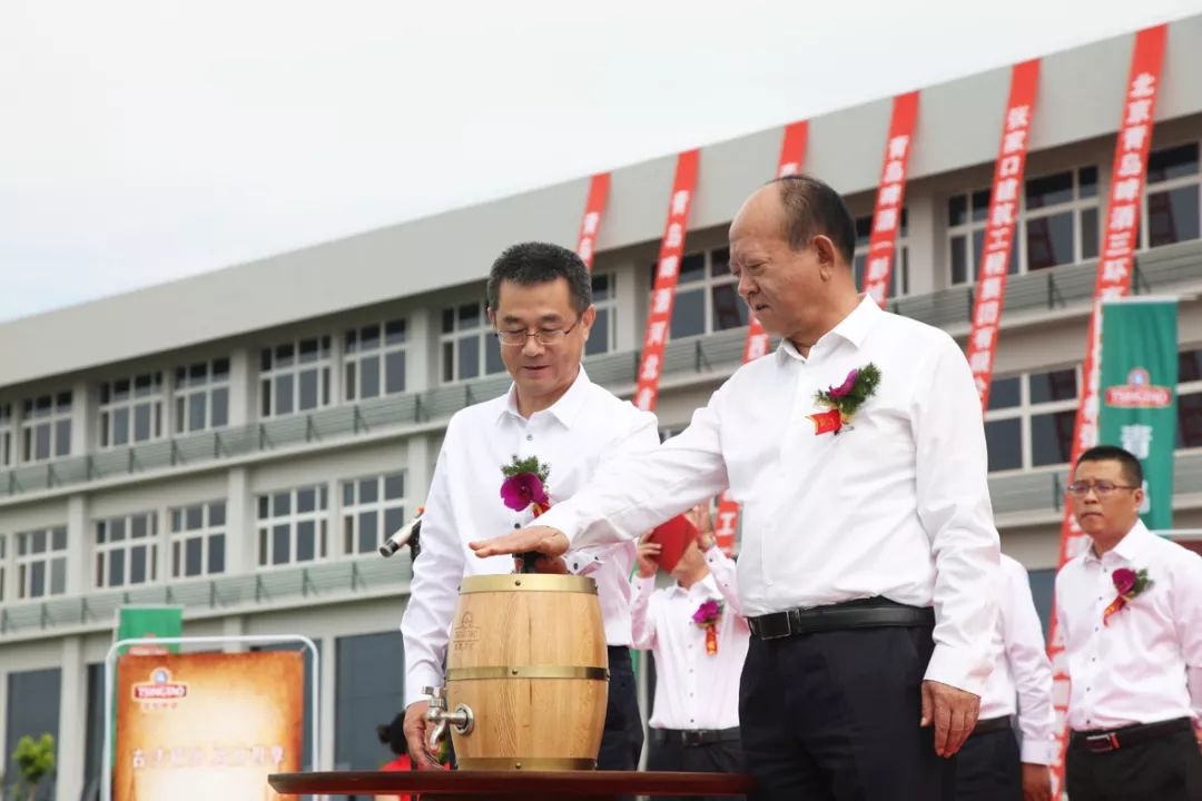 市委书记按下启动键青岛啤酒宣化出酒