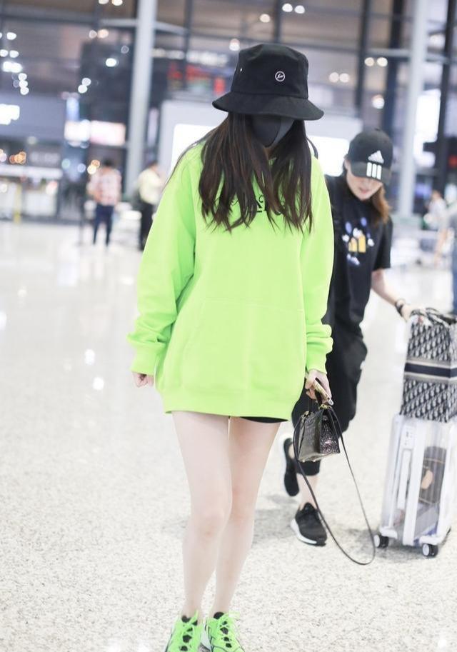 angelababy帅气出行,荧光色卫衣搭超短热裤,秒变一米八气场_杨颖