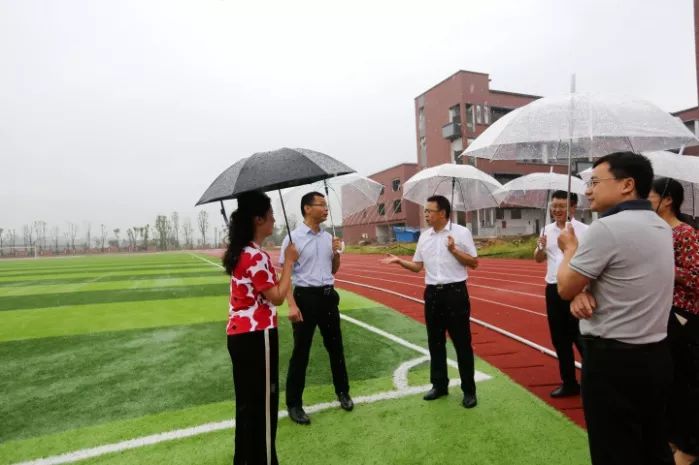 丹棱县委书记宋骥调研新建学校开学准备工作