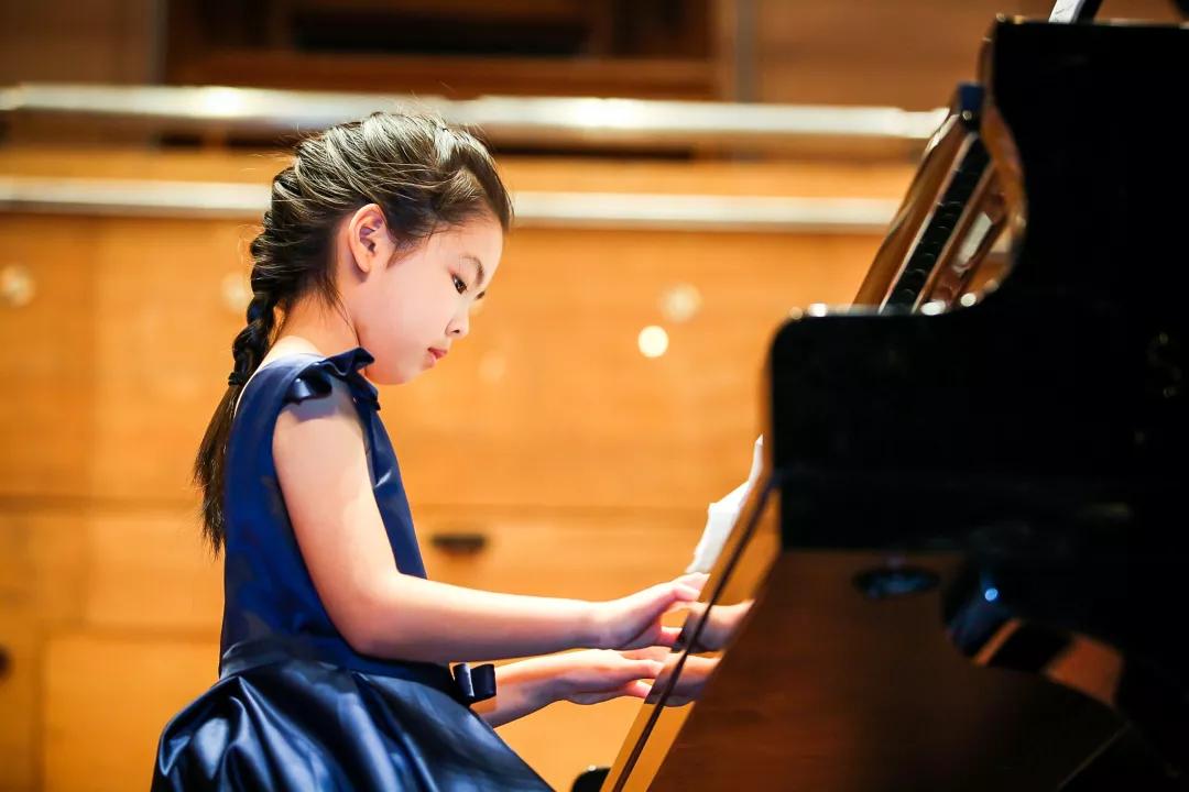 钢琴表演发型女孩图片图片