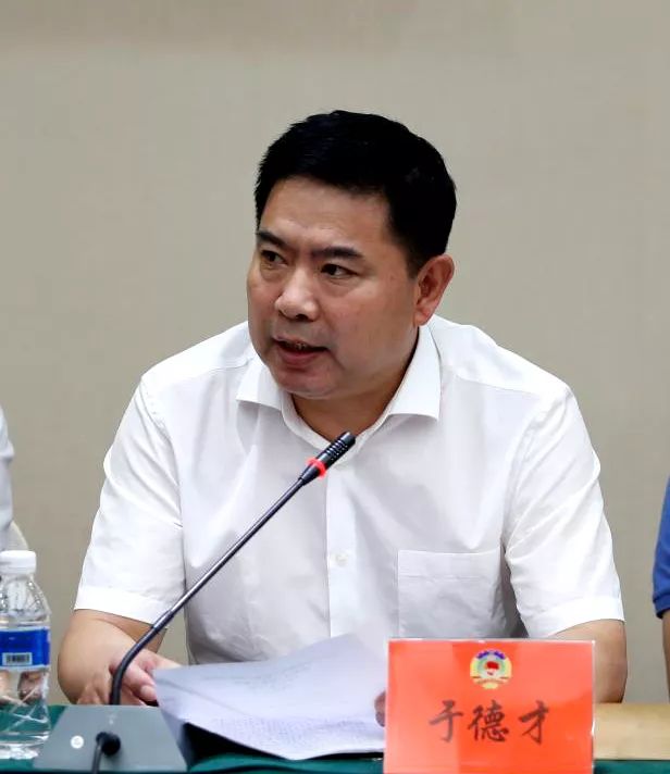 座谈会上,政协委员观看了我市全域旅游宣传片,听取了市政府关于加快