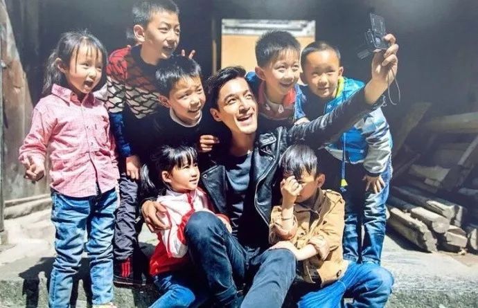 胡歌不营业的时候在忙啥14年公益路是一场人生的修行