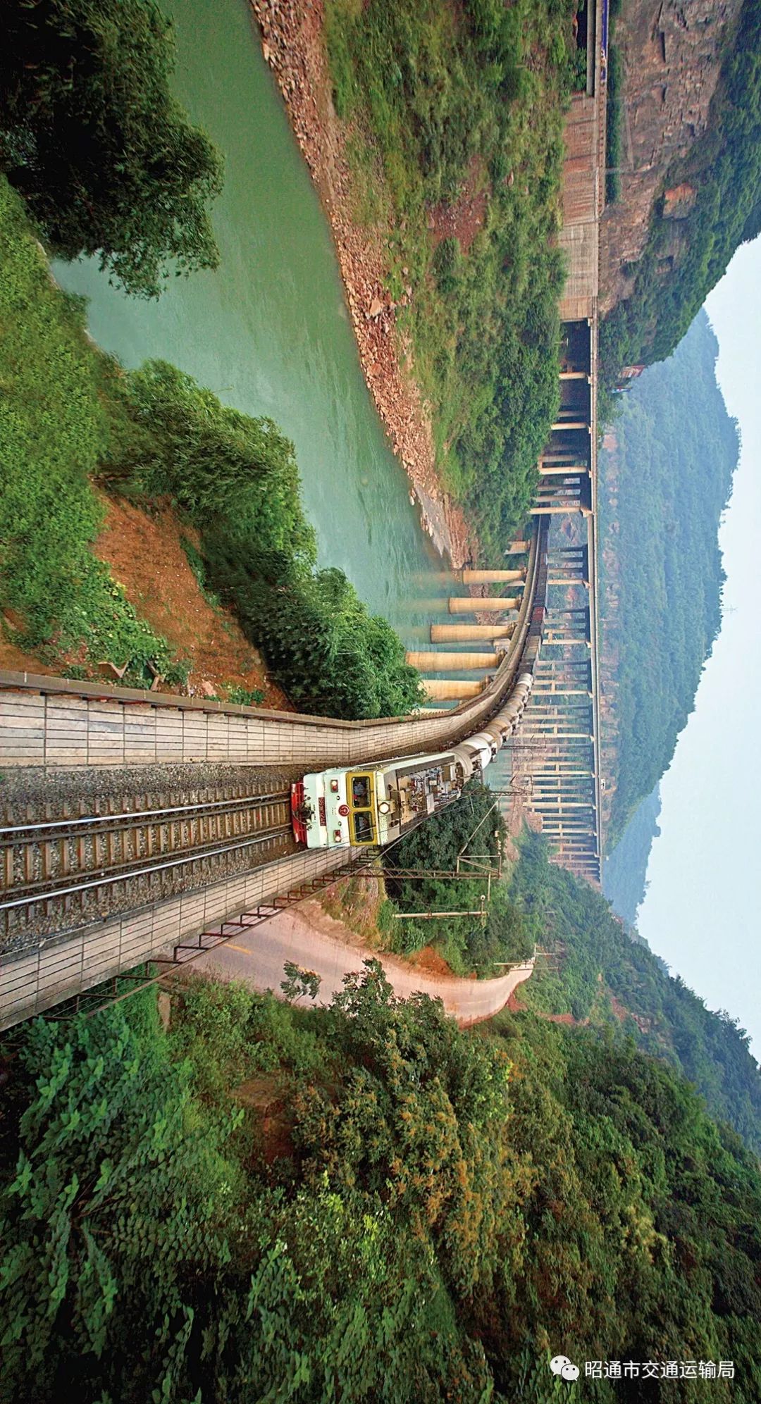 水富四路交汇水麻高速,内昆铁路,盐水公路交汇g85渝昆高速螺旋隧道江