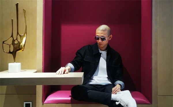 张一山晒近照酷劲十足坐姿霸气光头更抢眼网友大佬