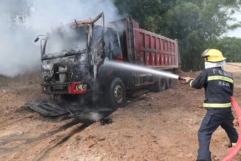 连平一泥头车起火,消防迅速出动救援!