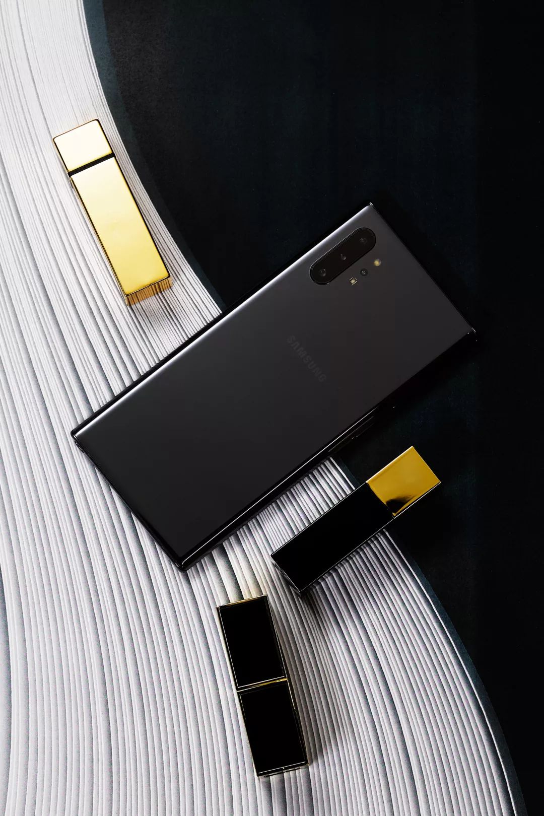 把黑色当作百搭之选麦昆黑galaxy note10  5g   滑动查看下一张图片 >