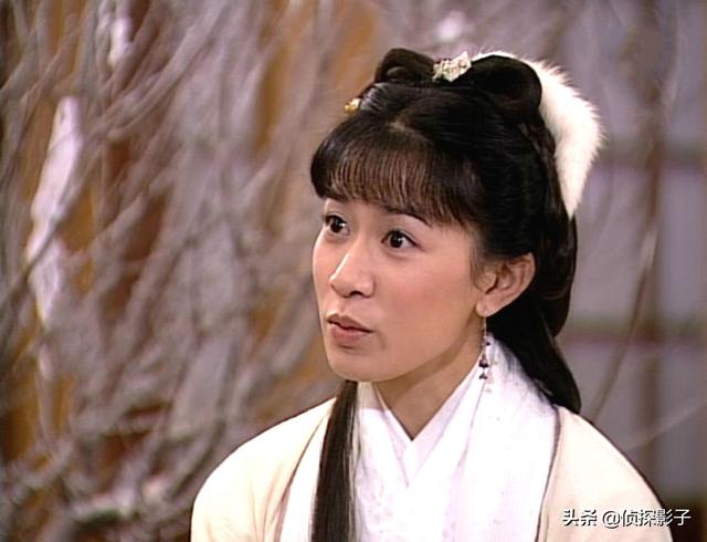 《惊艳一枪》的佘诗曼,夫人造型很优雅,白裙配羽毛造型一尘不染